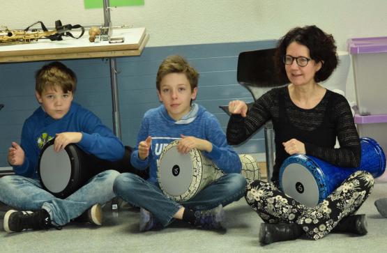 Franziska Heusser zeigt den Kindern, wie vielseitig die Trommel sein kann.