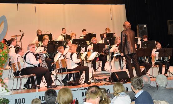 Das Akkordeon-Orchester Oberentfelden-Schöftland in Aktion, unter der Leitung von Jörg Gurtner