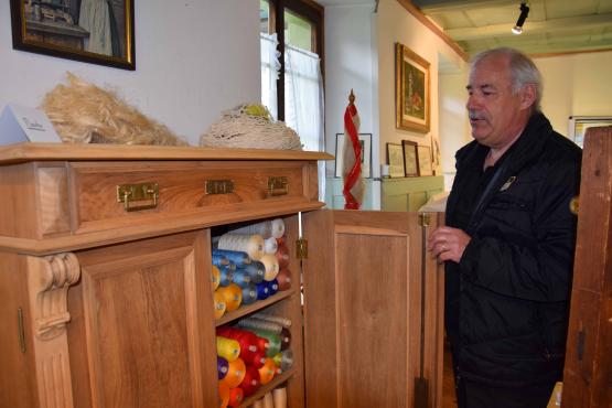 Voller Stolz präsentiert der Kurator Roland Frei die neuesten Errungenschaften in der Ausstellung