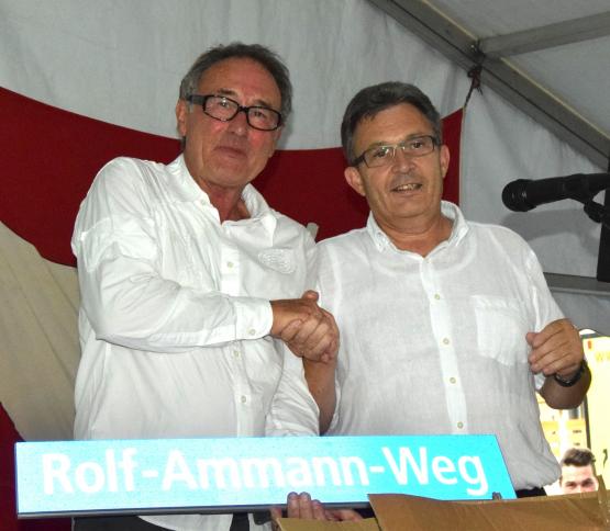 Rolf Ammann Weg: Rolf Ammann (li.) nimmt von Markus Werder das Strassenschild entgegen