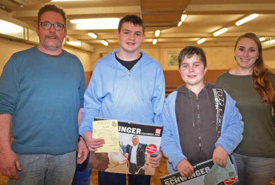 Der Kulmer Schwingklubpräsident André Bergmann freute sich mit den Kategoriensiegern Marc Geissberger und Lukas Döbeli sowie Jungschwingerleiterin Sonja Riesen (von links nach rechts) über den gelungenen 35. Kulmer Becherschwinget. (Bilder: Walter Rytz)