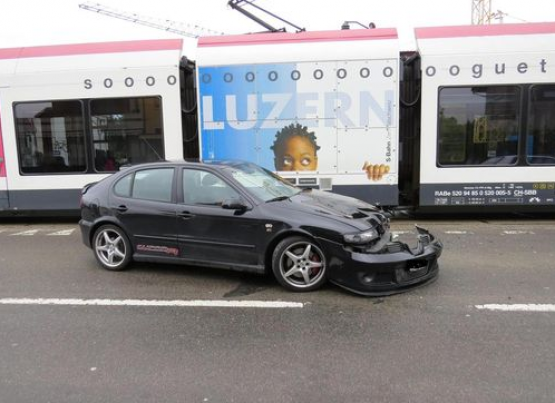 Unfallauto in Seon (Bild: KAPO)