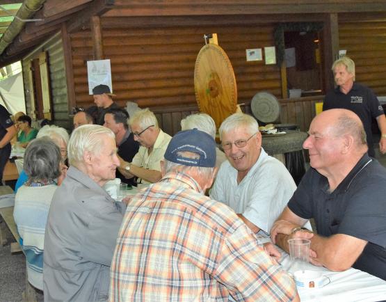 Suppe mit Spatz bei der Waldhütte im Schiltwald hat Tradition - ebenso das Glücksrad. Lebkuchen werden damit gewonnen