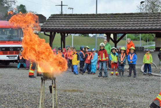 Was tun bei überhitztem Oel auf dem Kochherd? Die Rueder Kindergärtler wissen dies nun
