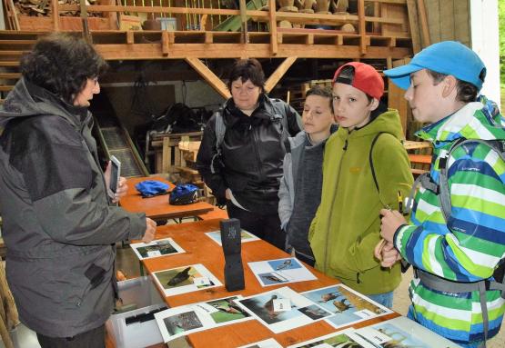 Die Jägerin, Astrid Känzig, präsentierte die Tier- und Vogelwelt des Waldes und deren Geräusche, Gesänge und Rufe