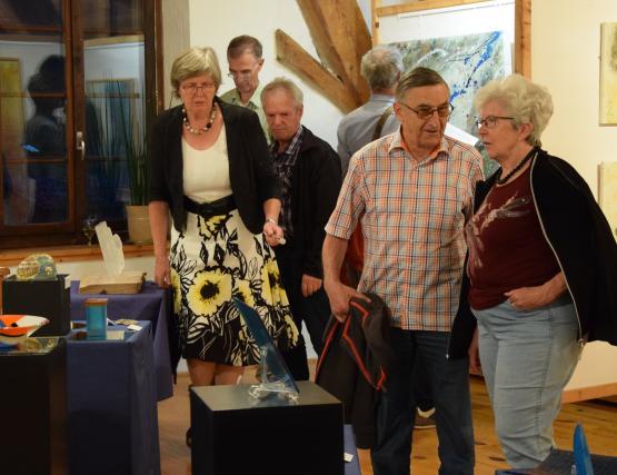 Gosses Interesse an den Glaskunstwerken. Links die Künstlerin Noes Kempen