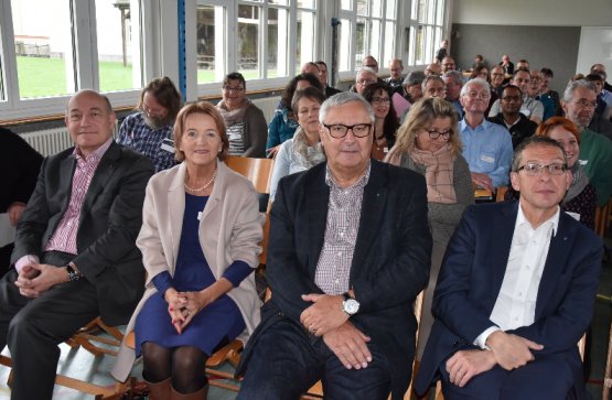 (v.l.) Herbert Huber, Renate Gautschy, Martin Widmer und Regierungsrat Urs Hofmann verfolgten die Ausführungen. (Bild: Te.)