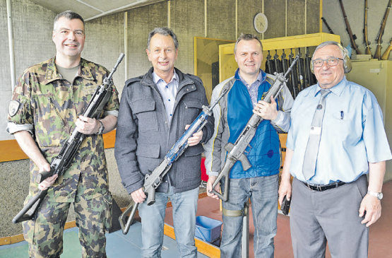 v.l.: Divisionär Hans-Peter Walser, Ständerat Philipp Müller Nationalrat Bernhard Guhl und Werner Stauffer. (Bild: wr.)
