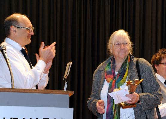 Ruth Wyss: Wurde mit dem «Prix Menzo» geehrt. Links im Bild: Peter Holliger vom Verkhersverein, der die Laudatio hielt.