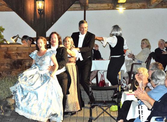 Ganz nach dem Gusto von Hanna Matti – eine aufgestellte Akteurentruppe