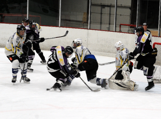 Szene aus dem Spiel SC Reinach - EHC Herzogenbuchsee. Dritter Streich gegen den EHC Herzogenbuchsee: Roy Hächler hämmert den Puck zum 7:3-Schlussresultat in die Maschen, seinen dritten Treffer in diesem Spiel. (Bild: mars.)