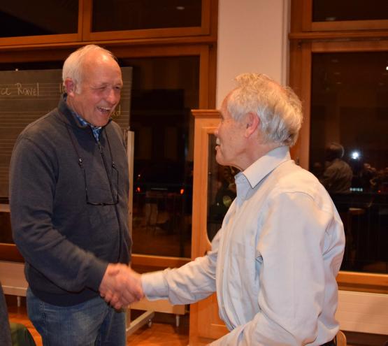 Der Präsident, Niklaus Huber (li.) gratuliert Edi Jakob zur verdienten Ernennung zum Ehrenmitglied