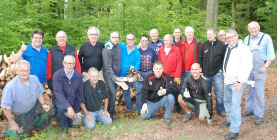 Gemeinsam anpacken - gemeinsam feiern: Der Lions-Club brachte die Feuerstelle auf Vordermann