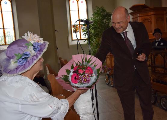Blumen für die Mitinitiantin Heidi Steiger aus den Händen von Pfarrer Peter Hediger