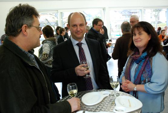 Anstossen auf ein gutes Neues Jahr: Beat Bertschi, Gemeindeammann Markus Gabriel und Gemeinderätin Kirstin Hauri