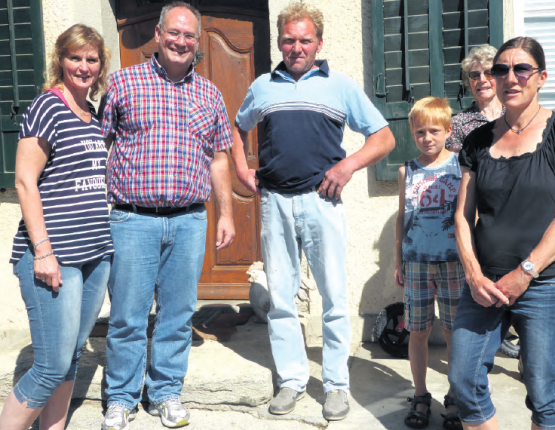 Yvonne Roos und Douglas Hoover freuten sich über das Alphornständchen, das von Irene und Hansruedi Kaspar vorgetragen wurde. (Bilder: zVg.)