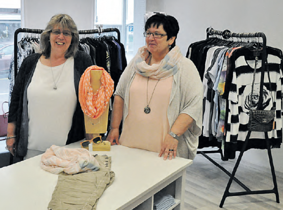 Wyna Wyna Mode in Reinach: Therese Dössegger (rechts) und Anita Hintermann Bild: (hg.)