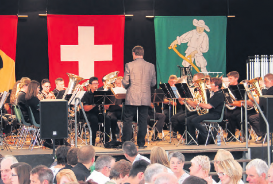 Ein kleiner Verein im grossen, vollen Saal: Mit richtig fetziger Musik riss die Musikgesellschaft Gontenschwil das Publikum in Madiswil dann aber doch noch mit und löste helle Begeisterung aus. (Bild: zVg.)