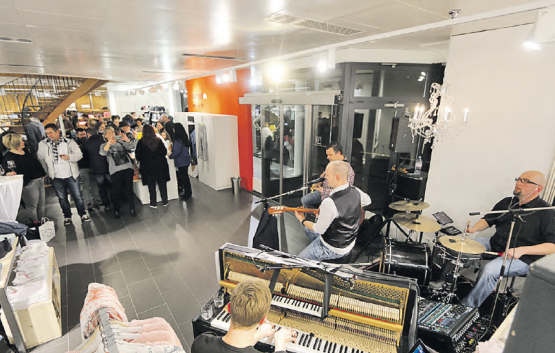 Grossandrang bei Mode Manger zum 30-Jahr-Jubiläum (Bild: rc.)