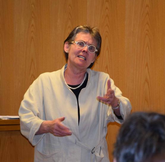 Mehr Emanzipation bitte: Mode ≠ Männer opfern das Ersparte. Beatrix Böni schauspielert auf theologischer Ebene