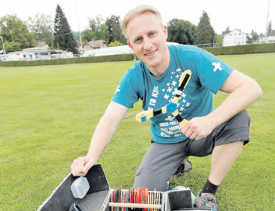 Im August dieses Jahres will Stephan Spirgi seinen Europameister-Titel erneut verteidigen. Mitnehmen wird er seinen kleinen Blechkoffer, vollgepackt mit Dutzenden von farbigen Bumerangs. (Bilder: René Fuchs)
