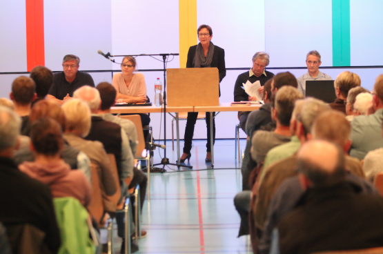 Ausserordentliche Gemeindeversammlung. Am Pult Reitnau Regina Lehmann (Bild: Remo Conoci)