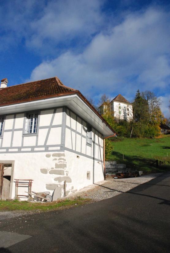 Das Tanzhüsli mit dem Schloss im Hintergrund