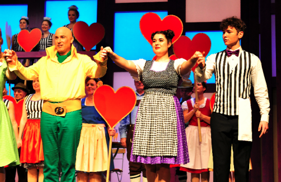 Jungkellner Gelsomino Romer als «Piccolo» an der Seite von Resi (Julia Siegwart) anlässlich des grossen Premierenfinales. (Bilder: Martin Suter)