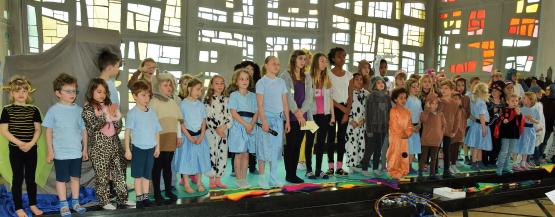 50 Kinder, vom Kindergarten bis zur 5. Klasse, führten in der Kirche ein Musical auf