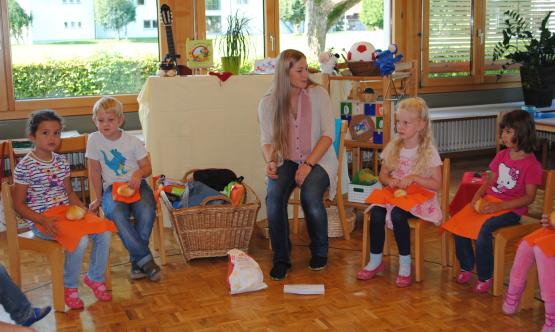 Patrizia Senn geniesst zusammen mit ihren Kindergartenkindern das backfrische Brötchen