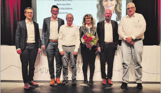 Emotionaler Abschied: Pia Müller wurde für ihr 20-jähriges Wirken im Gemeinderat verdankt. (Bilder: Roland Marti)