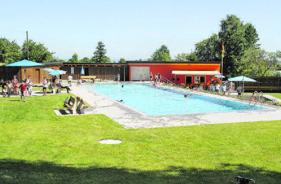 Heiss diskutiert an der Gmeind: Die sanierte Dürrenäscher Badi und der Beitrag der Gemeinde an die Sanierungskosten. (Bild: rms.)