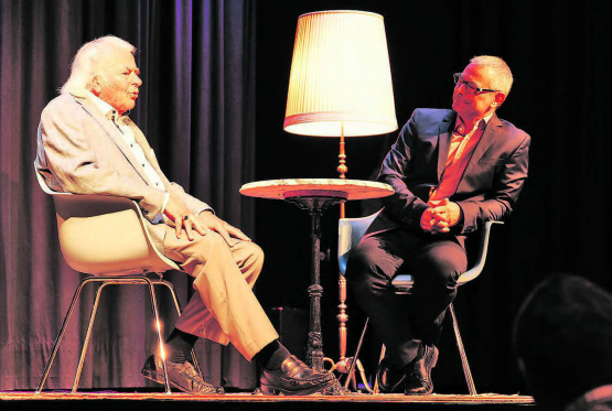 Salongespräch mit Peter Frey. Sven Bachmann (r.) führte gekonnt und charmant durch den Geburtstagsanlass im TaB Theater am Bahnhof.
