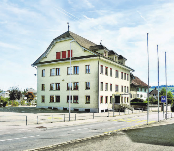 Anlässlich der Orientierungsversammlung wurde auch über die Schulraumplanung informiert, am meisten Sorgen macht der Arbeitsgruppe das Primarschulhaus. (Bild: mars.)