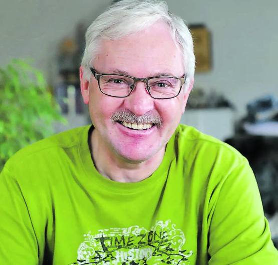 Zum Abschied für einmal nicht im Anzug: Erwin Rosenast war fast 15 Jahre lang Leiter Kommunikation bei der Aargau Verkehr AG und will sich im Ruhestand weiterbilden. (Bild: rc.)