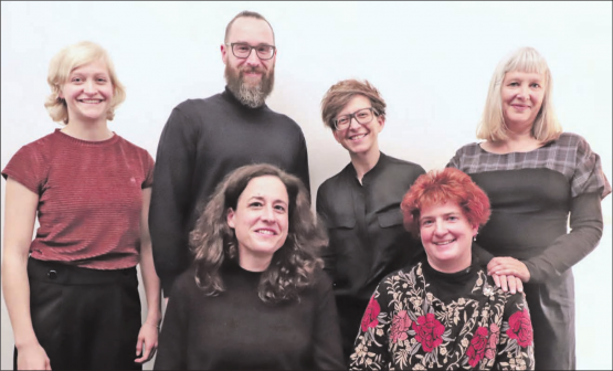 Filmpremiere und Podiumsgepräch mit Cast and Crew: (stehend v.l.) Marisa Sigrist, Stefan Dittli, Sandra Meier und Franziska Lauber. Sitzend: Silvia Dittli (l.) und Karin B. Friedli. (Bild: rc.)