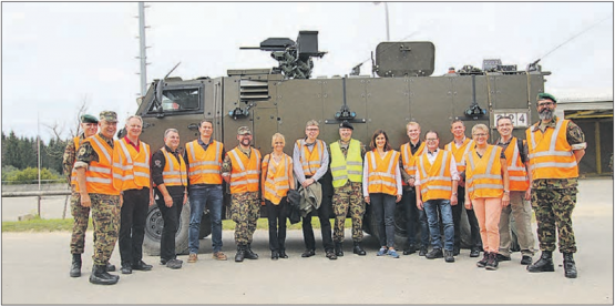 Zu Besuch auf dem Waffenplatz Bure beim «Stumpenbataillon»: Die Delegation der Sicherheitskommission des Kantons Aargau und ihre Gastgeber vor einem Geschützten Mannschaftstransportfahrzeug. (Bild: zVg.)