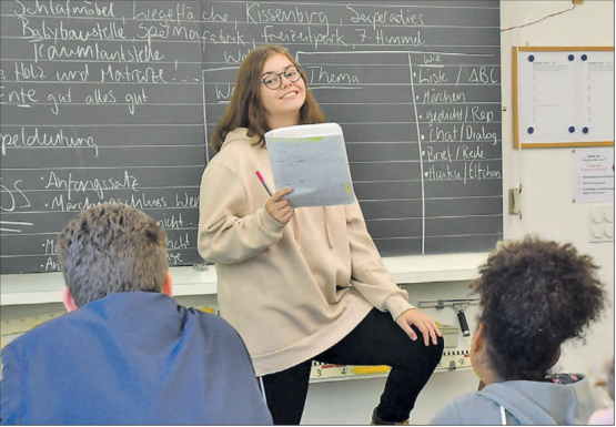Mimik, Gestik, Stimmführung: Achillina setzt bei ihrer Performance Patti Baslers Tipps souverän um. (Bild: EP.)