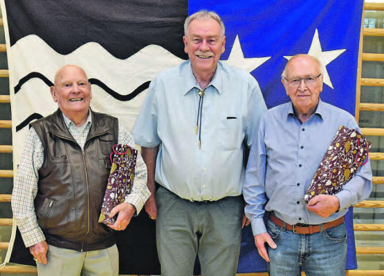 Die ältesten anwesenden Fussballveteranen: Beno Müller (Bildmitte) ehrte Willi Studer (92) und Peter Dürr (90) (v. l.). (Bild: aw.)