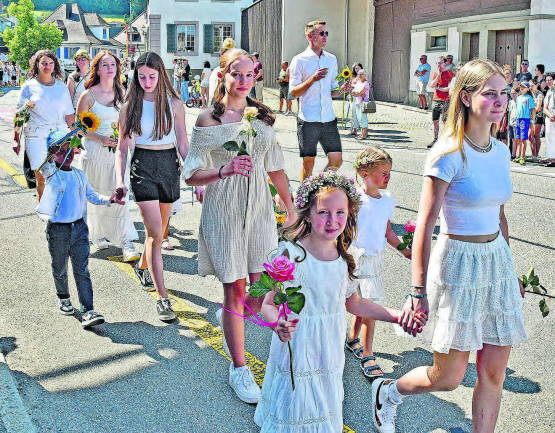Nahezu endloser Zug über die Dorfstrasse: Bezirksschülerinnen und Kindergartenkinder bildeten gemeinsame Sujets.