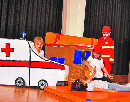 Nach dem Sturz aus dem Pappkartonfenster: Die Ambulanz musste ein Kind retten. (Bilder: aw.)