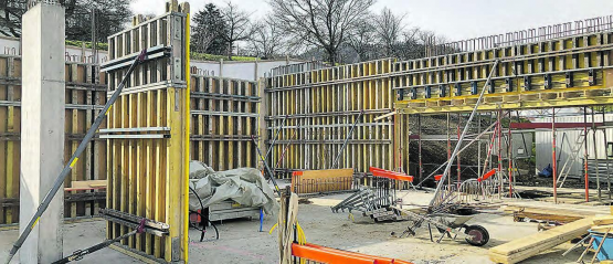 Die Bauarbeiten ruhen: Die Qualität des Sichtbetons des neuen Schulhauses in Birrwil lässt zu wünschen übrig. (Bild: zVg.)
