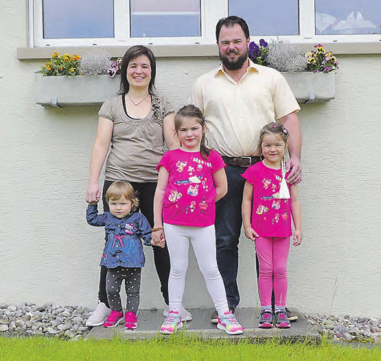 Familie Holliger: (v.li) Manuela und Marco Holliger mit ihren drei Töchtern. (Bild: moha.)