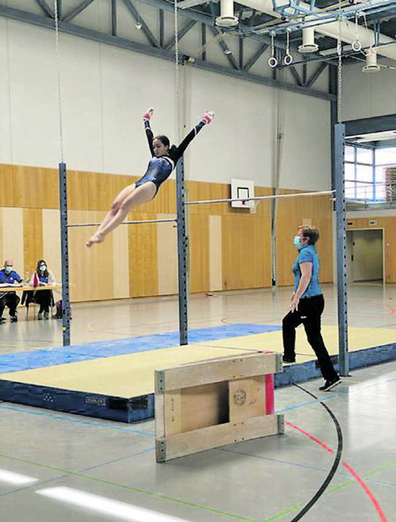 Wenigstens war ein bisschen Wettkampf möglich: Nur während dem Turnen an den Geräten durften die Masken ausgezogen werden. (Bild: Tanja Kehl/zVg.)