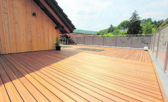R. Steiner AG, Oberkulm: Ein neues Terrassendeck aus Holz bietet viel fürs Auge.