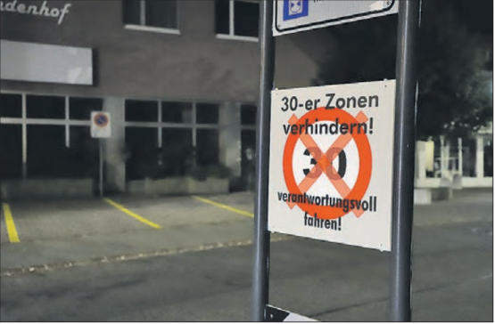 Nächtliche Aktion: Am Mittwochmorgen fielen in Reinach diese Protest-Schilder auf, die inzwischen fast überall wieder entfernt wurden. (Bild: Remo Conoci)