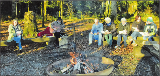In die Dämmerung hinein gefeiert: Während die einen sich von den Strahlen der untergehenden Sonne noch wärmen konnten…