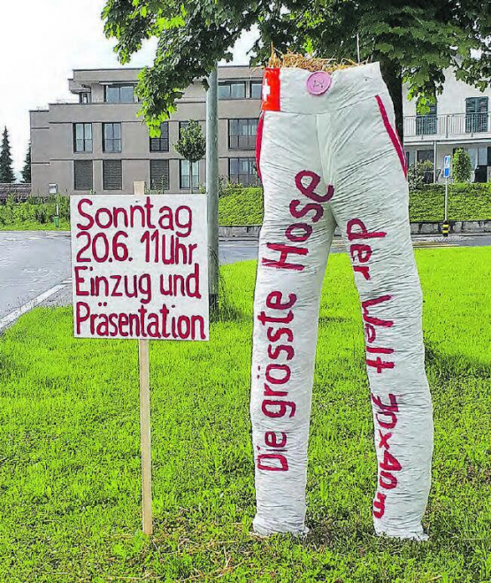 «Die grösste Hose der Welt»: Eine 2-Meter-Hose macht am Ortseingang auf den Weltrekordanlass am Sonntag, 20. Juni aufmerksam. (Bild: zVg.)