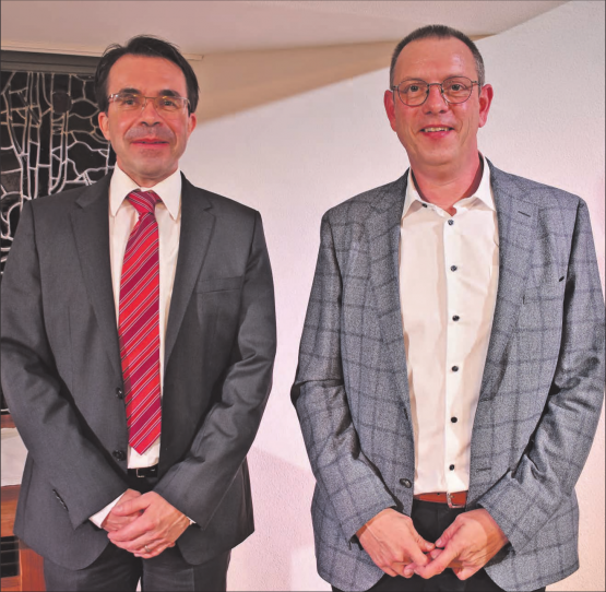 Abschied nach acht Jahren im Gemeinderat: Dürrenäschs Gemeindeammann Josef Willi verabschiedete Gemeinderat und Vizeammann Stefan Fischer (links). (Bild: hg.)