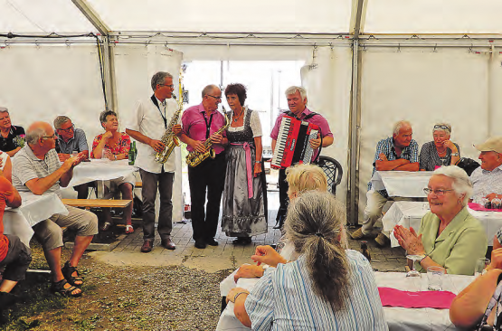 Pfarrer Stefan Lobsiger, die «Swissboys light» und Bären-Wirtin Ruth Hunziker begrüssten die Gäste im Zelt beim Gasthof Bären in Zetzwil mit einem lauten «Heia-Heia». (Bilder: zVg.)